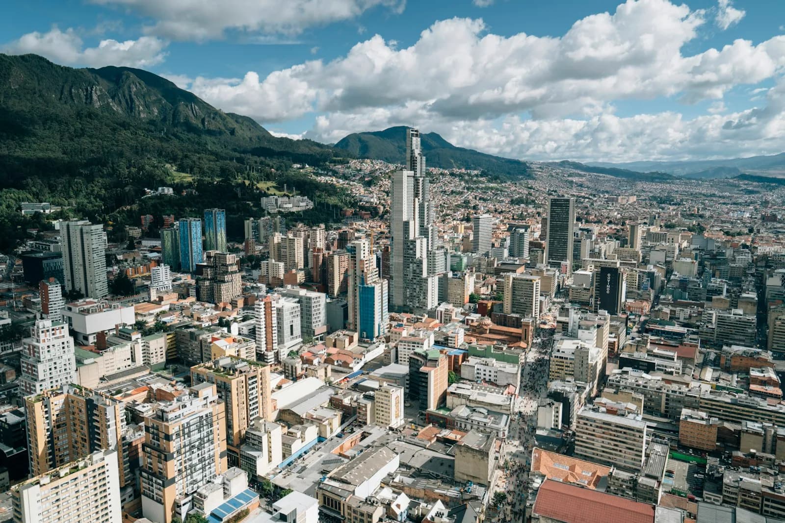 Panorámica de los edificios de Bogotá con los cerros orientales al fondo
