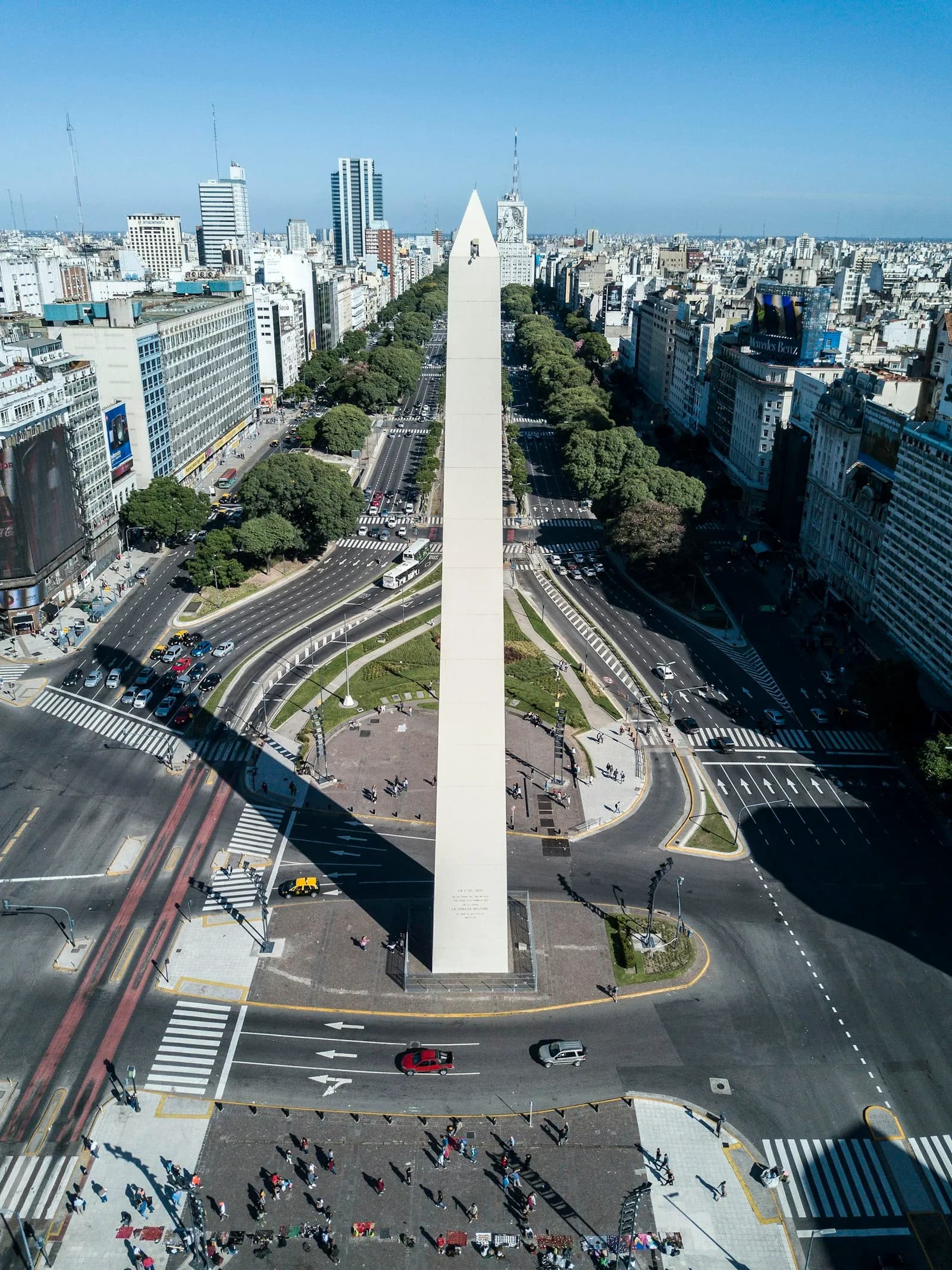 Avenida 9 de Julio y el Obelisco en Buenos Aires