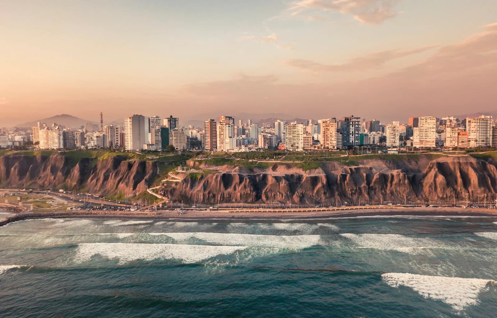 Vista de la costa y los acantilados de Lima