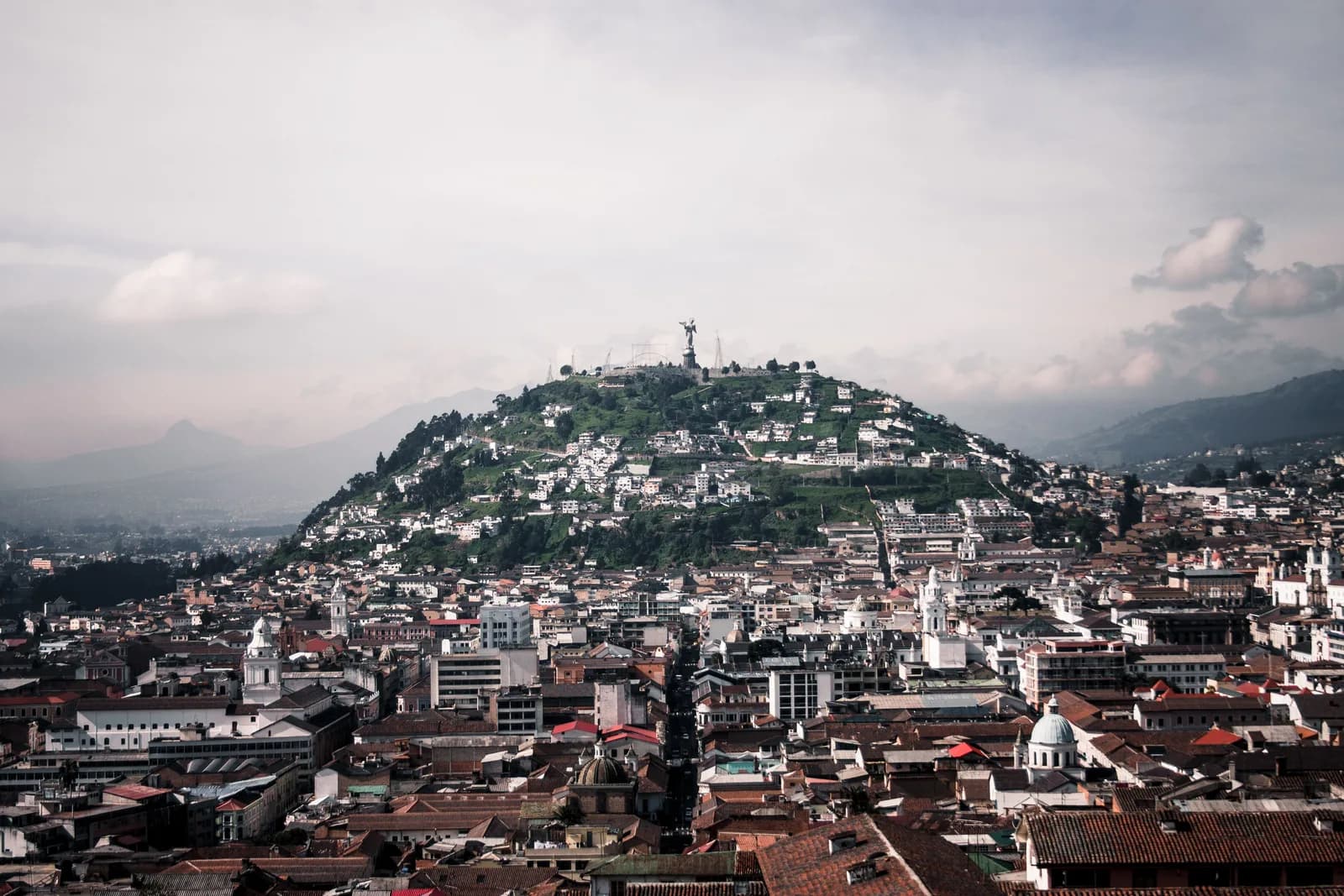 El Panecillo y la Virgen de Quito sobre el centro histórico de la ciudad