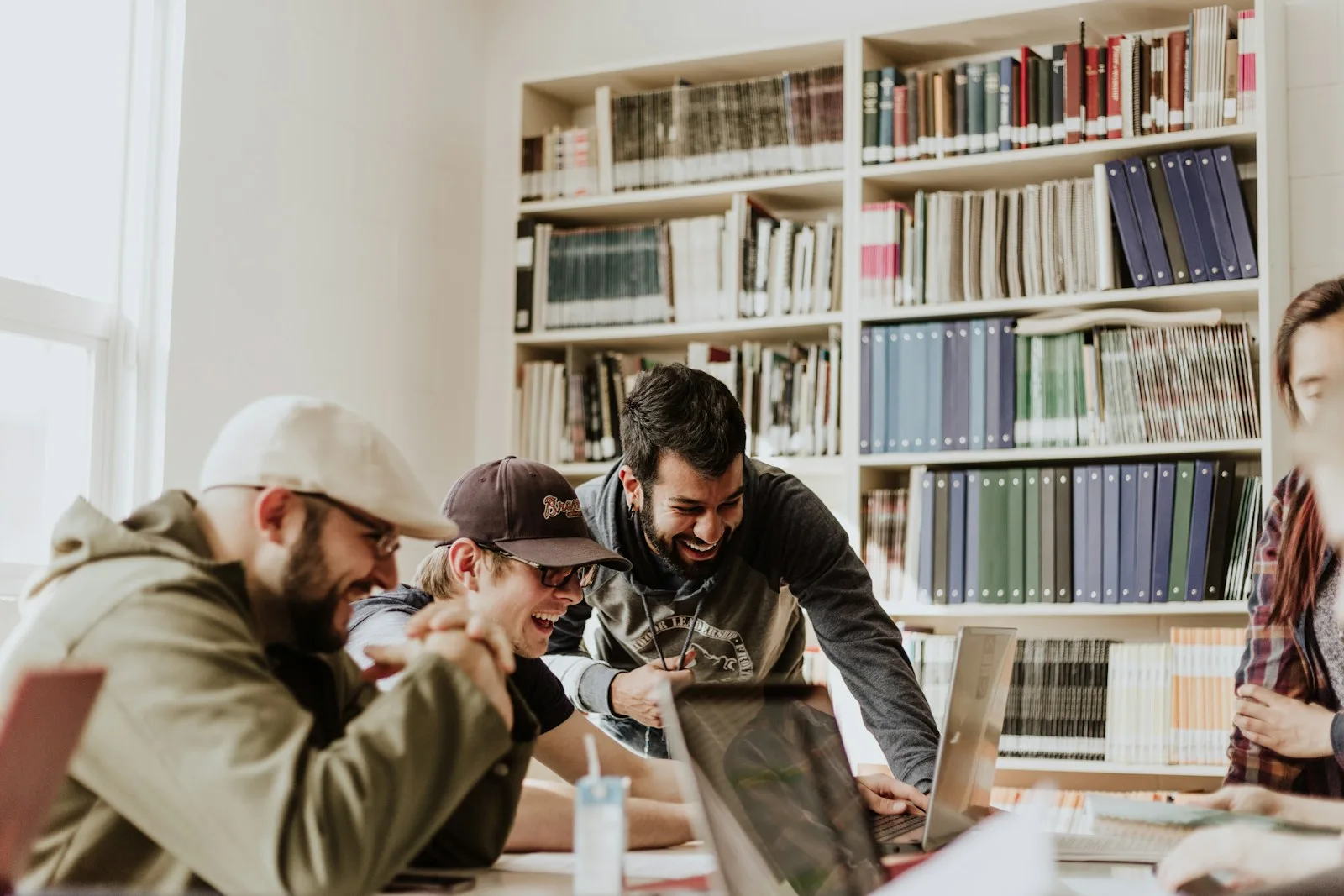 Grupo de estudiantes aprendiendo juntos en una biblioteca